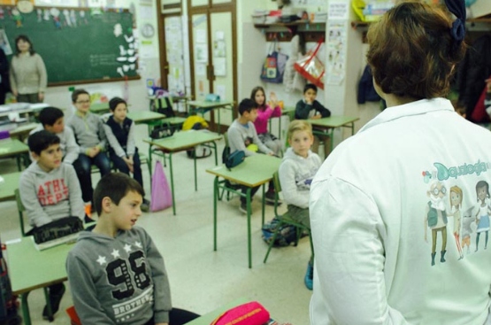 Niños en un aula durante una práctica de Aqualogía