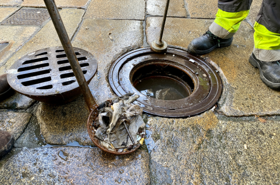Operarios realizando tareas de mantenimiento de la red de Santiago de Compostela